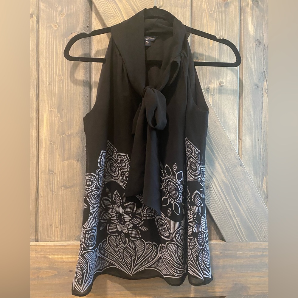 Banana Republic Sleeveless Tie Neck Blouse (Size XS)